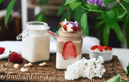 Fitness recipe: Tasse végane avec yaourt de noix de cajou fait maison.