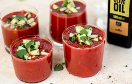 Fitness : Recette de soupe froide au gaspacho, préparée avec des légumes frais.