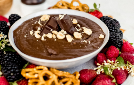 Fitness Recipe: Houmous au chocolat avec des fruits frais et des bretzels salés.