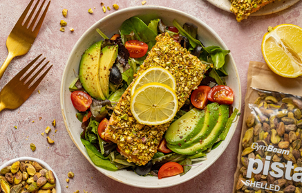 Fitness Recipe: Saumon en croûte de pistaches, accompagné d’une salade.