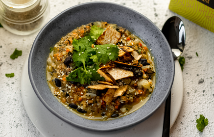 Fitness Recipe: Soupe de haricots à la mexicaine, au coriandre et tortillas croustillantes.
