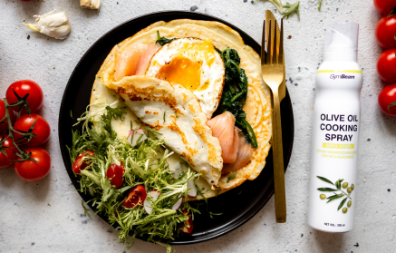 Fitness Recipe: Crêpes salées riches en protéines, garnies d’épinards, de saumon et d’un œuf au plat.