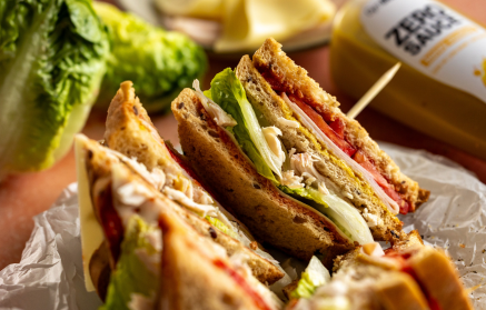 Fitness Recipe: Club Sandwich

<!-- wp:heading -->
<h1>Fitness Recipe: Club Sandwich</h1>
<!-- /wp:heading -->

<p>Un classique revisité pour une option plus saine. Parfait pour un déjeuner ou un dîner léger.</p>

<!-- wp:paragraph -->
<p><strong>Ingrédients :</strong></p>
<!-- /wp:paragraph -->

<ul>
  <li>3 tranches de pain complet</li>
  <li>100g de poulet grillé, coupé en tranches</li>
  <li>50g de bacon cuit, coupé en morceaux</li>
  <li>50g de fromage cheddar, tranché</li>
  <li>Quelques feuilles de laitue</li>
  <li>Quelques rondelles de tomate</li>
  <li>Mayonnaise allégée</li>
</ul>

<!-- wp:paragraph -->
<p><strong>Instructions :</strong></p>
<!-- /wp:paragraph -->

<ol>
  <li>Tartinez chaque tranche de pain de mayonnaise allégée.</li>
  <li>Sur une tranche de pain, disposez la laitue, la tomate, le poulet, le bacon et le fromage.</li>
  <li>Recouvrez avec une autre tranche de pain.</li>
  <li>Répétez l’opération avec la dernière tranche de pain.</li>
  <li>Coupez le sandwich en deux et servez.</li>
</ol>

<!-- wp:paragraph -->
<p><em>Conseil :</em> Vous pouvez ajouter d’autres légumes comme des concombres ou des poivrons pour plus de saveur.</p>
<!-- /wp:paragraph -->