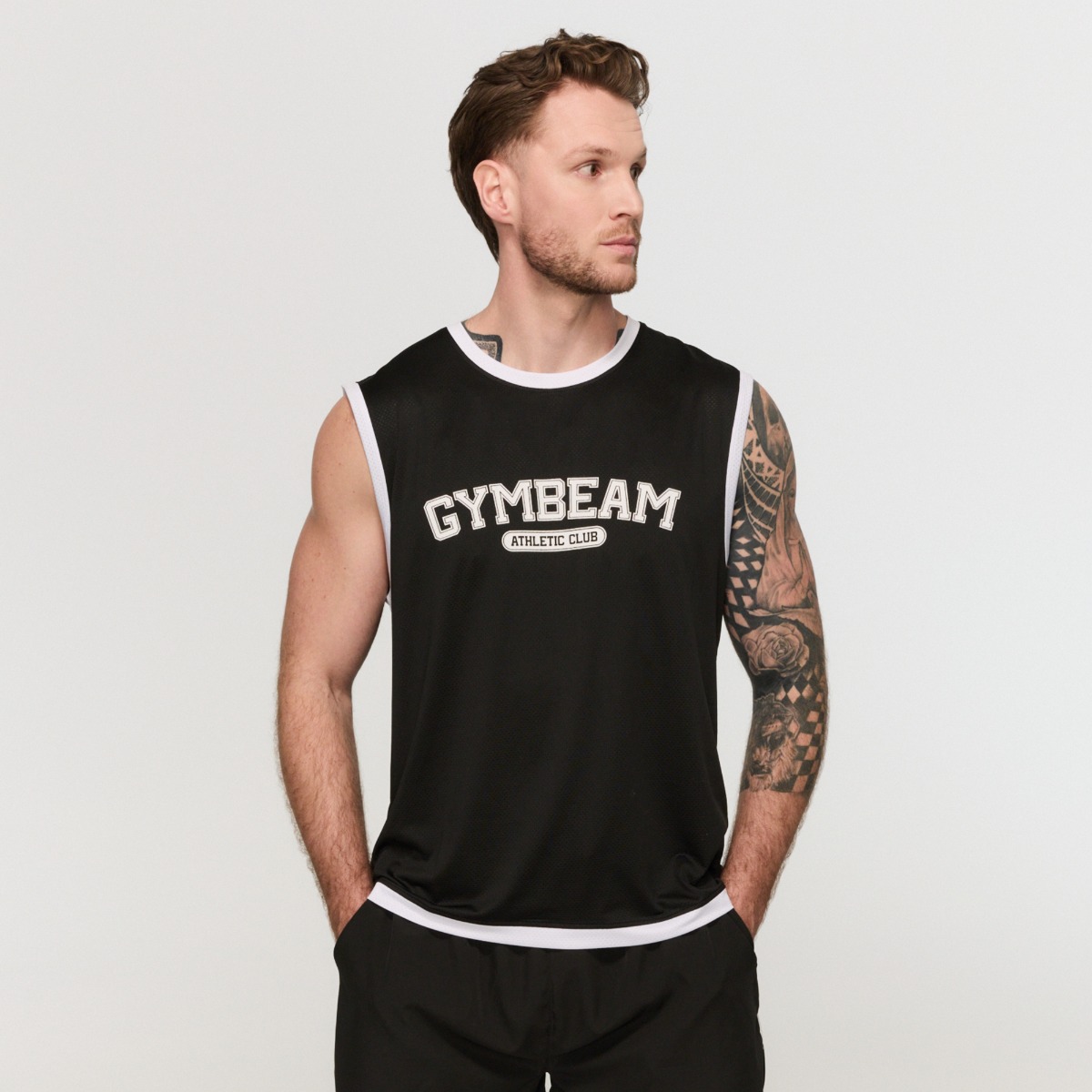 T-shirt sans manches style universitaire pour hommes – Noir – GymBeam.