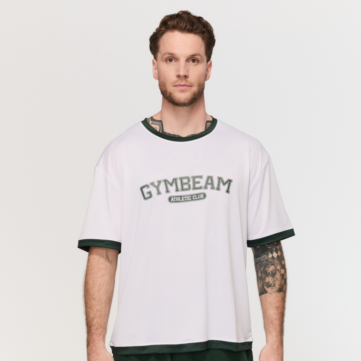 T-shirt ample style universitaire, couleur blanche - GymBeam.