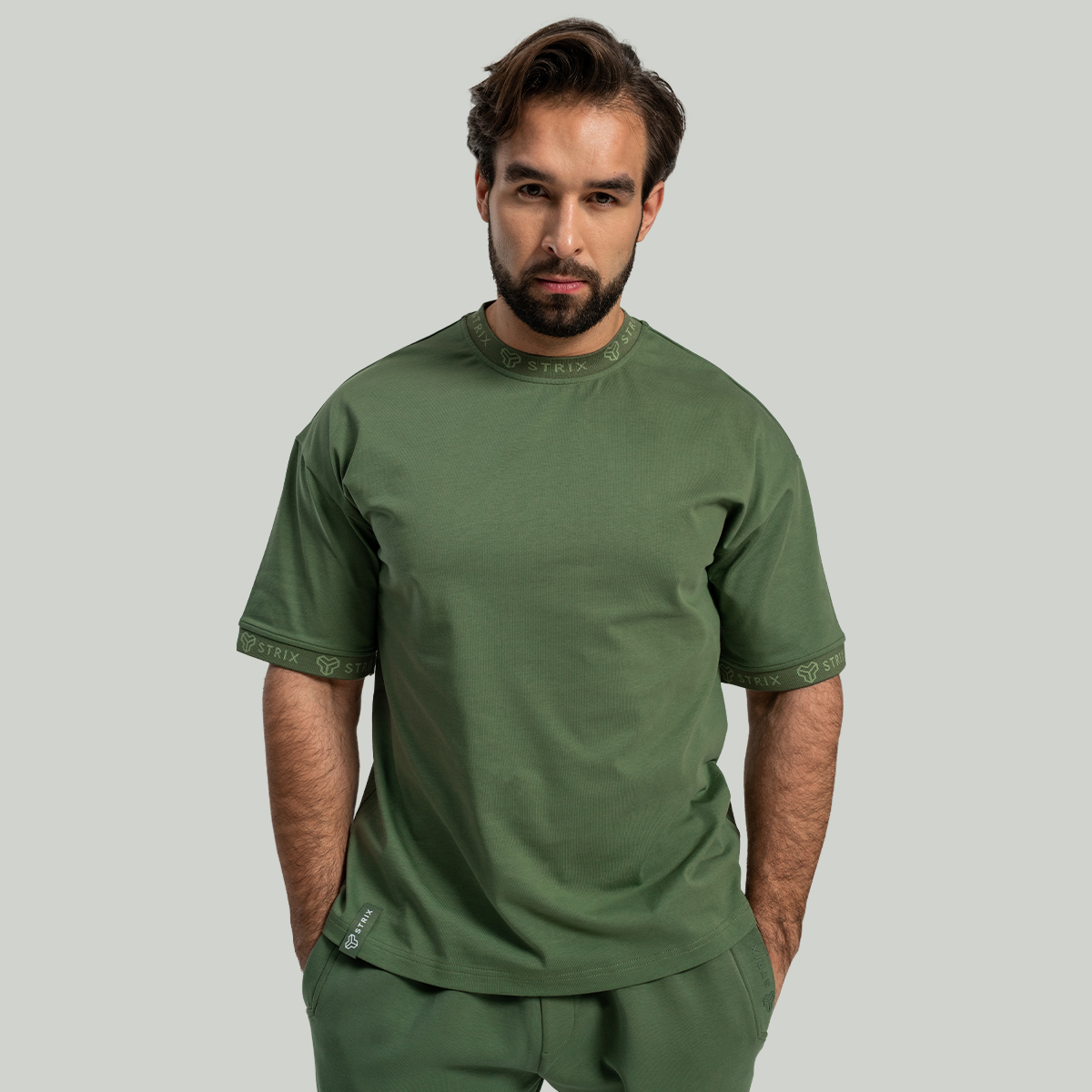 T-shirt oversize, coupe ample, couleur vert cèdre – STRIX.