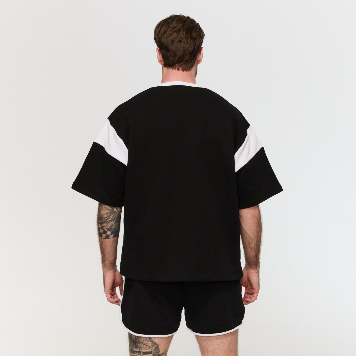 T-shirt de sport noir, modèle "varsity" de qualité supérieure - GymBeam.