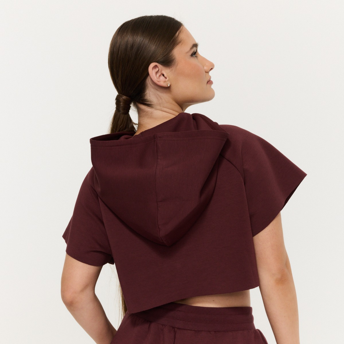 Sweat à capuche court pour femmes, couleur Fig - GymBeam.
