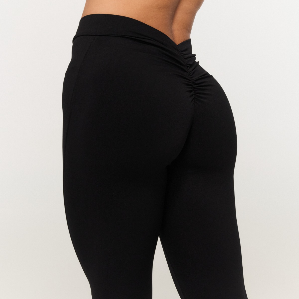 Legging de sport "Fierce" dos nu, couleur noire - GymBeam.