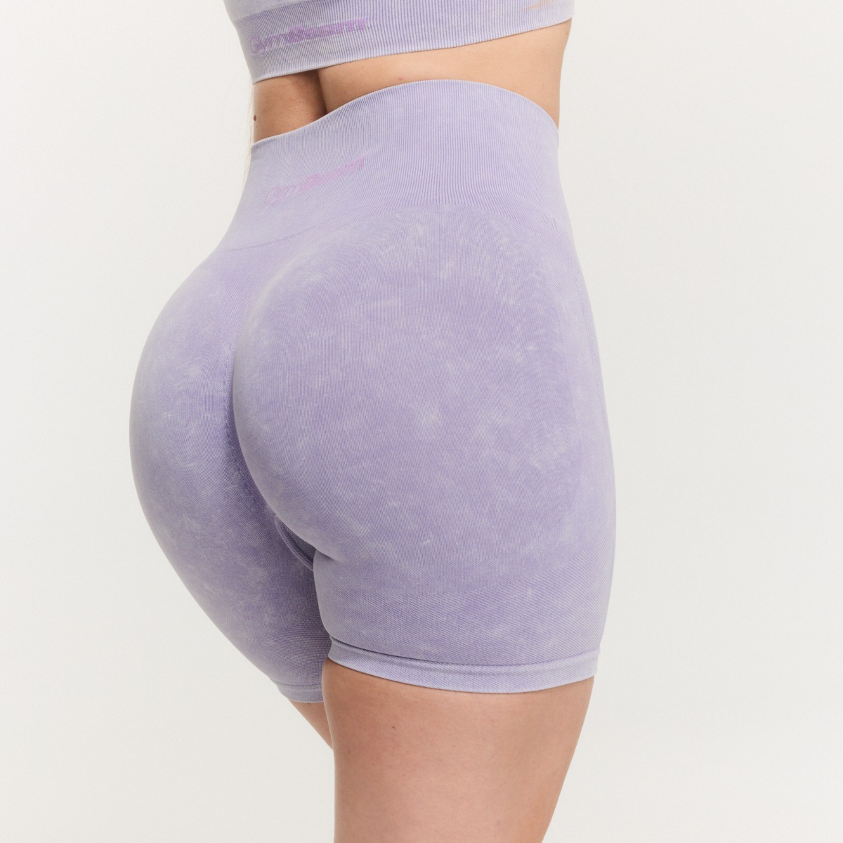 Shorts de sport sans couture pour femmes, couleur violet - GymBeam.
