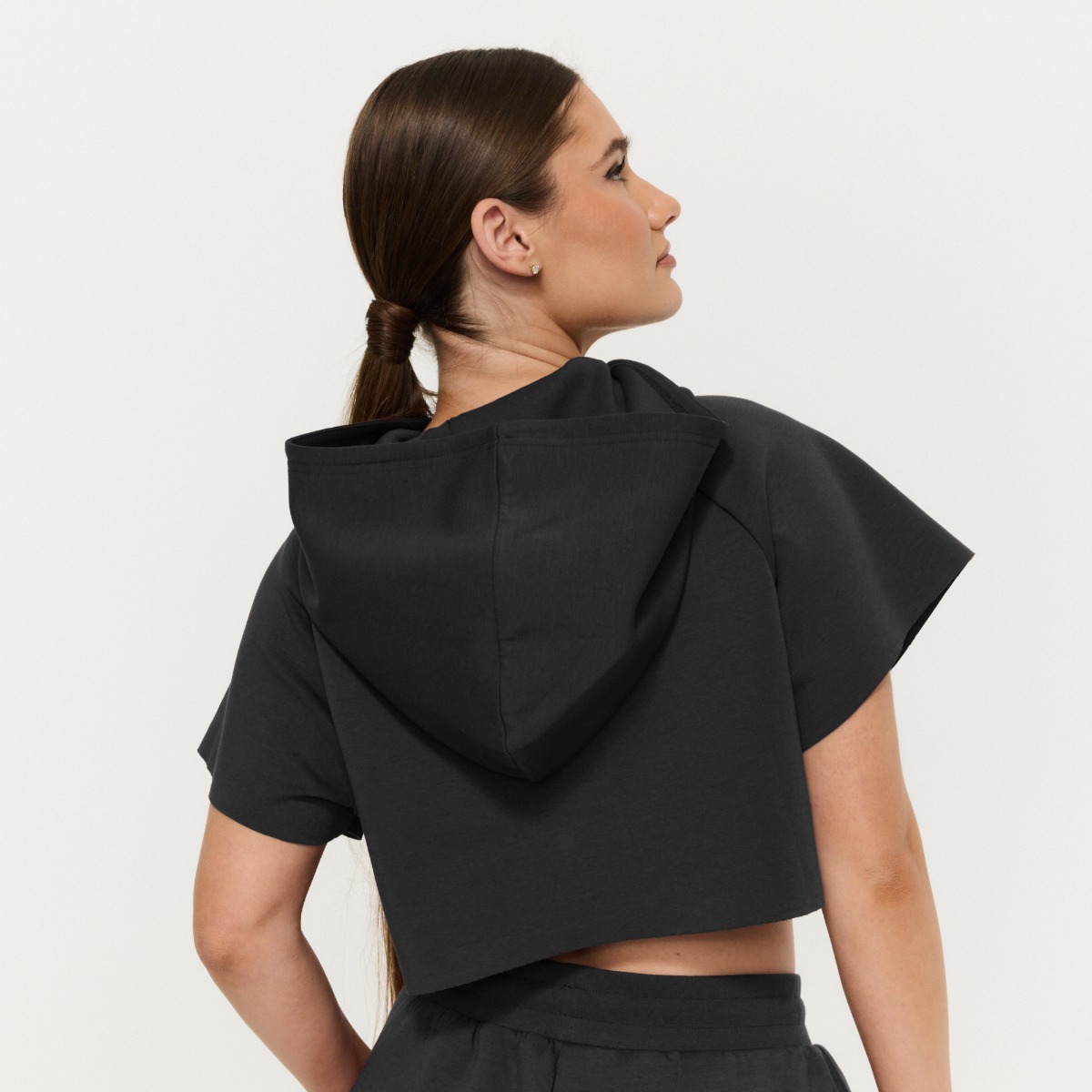 Sweat à capuche court pour femmes, couleur noire - GymBeam.