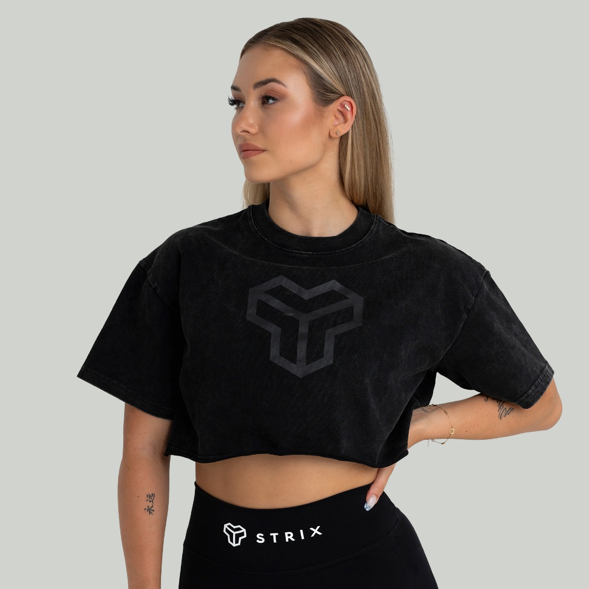 T-shirt court noir délavé pour femmes - STRIX.