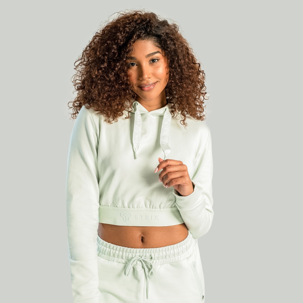 Sweat à capuche court pour femmes, couleur gris lune – STRIX.