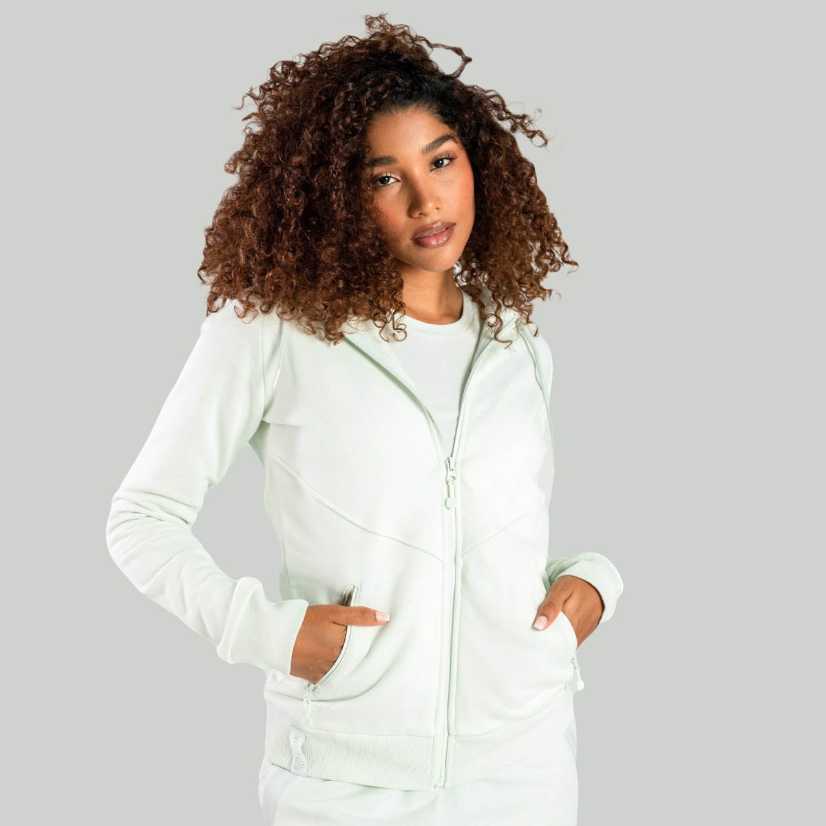 Sweat à capuche zippé pour femmes, couleur gris lunaire – STRIX.